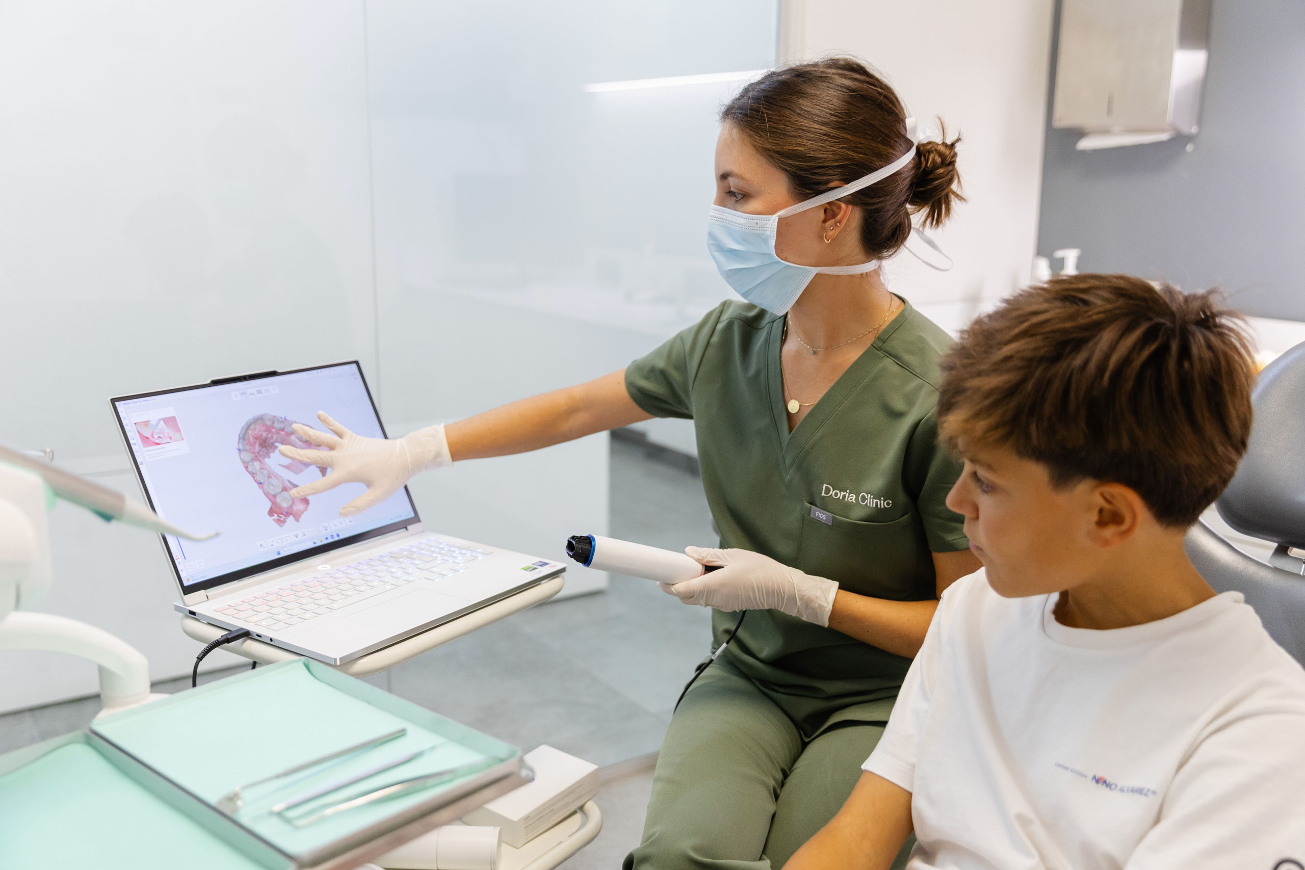 Odontopediatra explicando el tratamiento a un niño